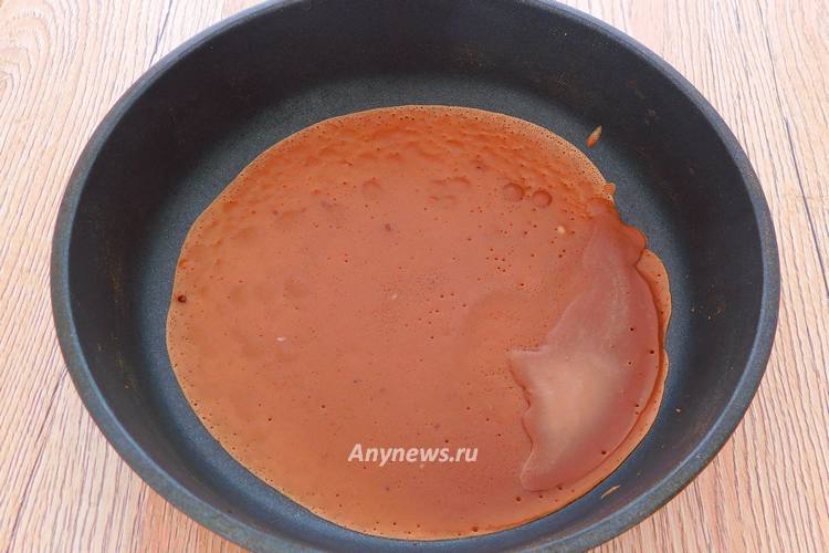 Вылить половник блинной смеси на сковородку