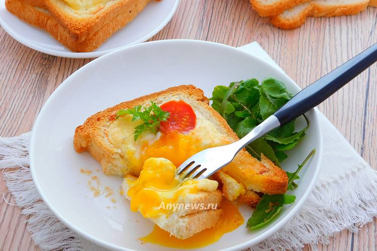 Вернуть яйцо в хлебе в духовку на 3-5 минут