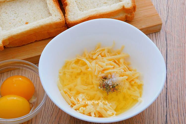 Для начинки сыр натереть на терке