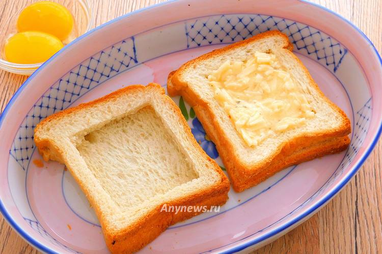 Вылить половину сырно-белковой массы на хлеб