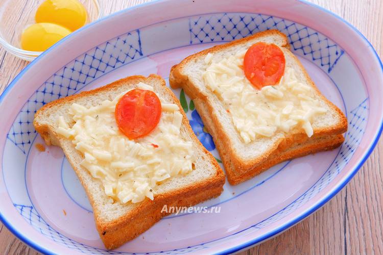 Уложить половинки помидора