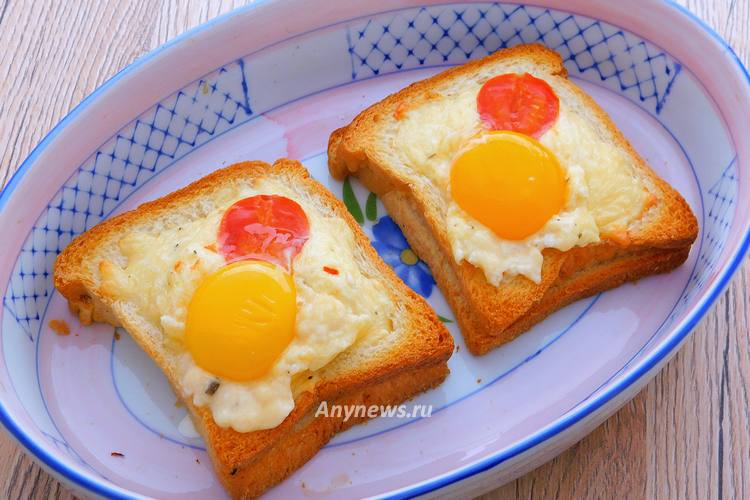 Выложить на хлеб по одному яичному желтку