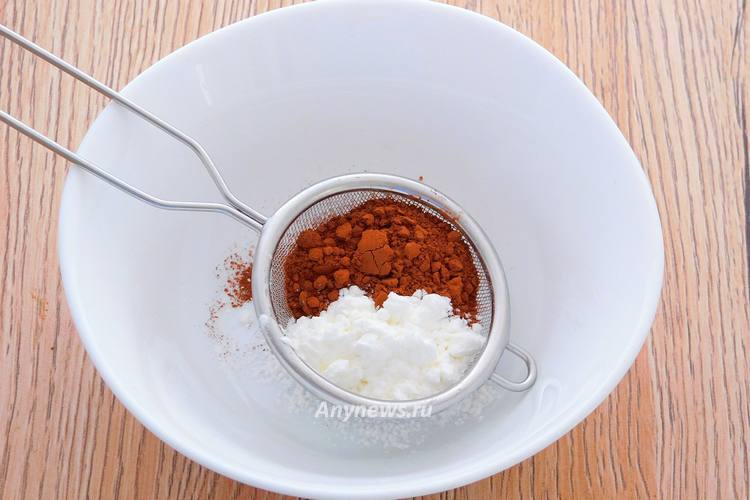 Порошок какао и крахмал всыпать в сито