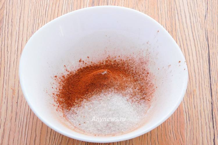 Просеять какао и крахмал в миску, добавить сахар