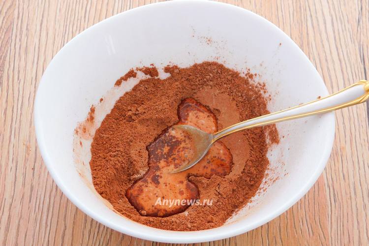 Влить пару столовых ложек молока