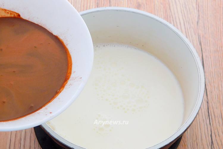 В кипящее молоко струйкой добавить шоколадную смесь