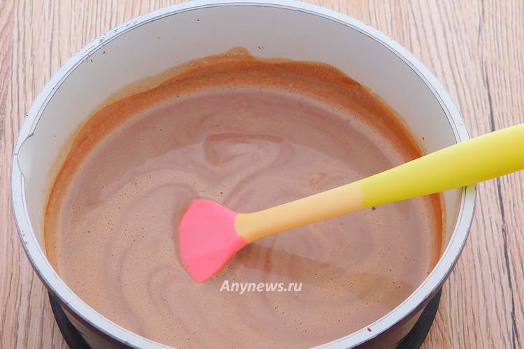 Помешивать горячий шоколад силиконовой лопаткой