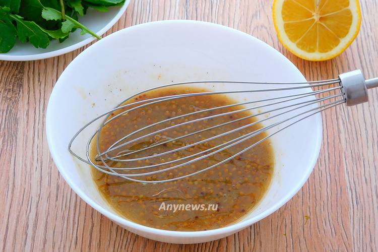 Перемешать продукты венчиком