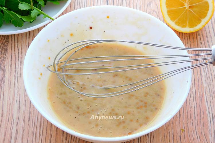 После образования эмульсии влить остатки растительного масла