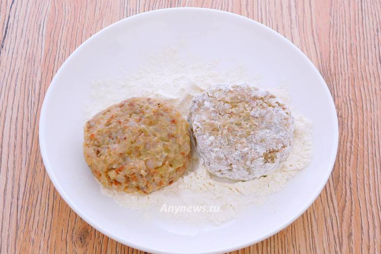 Сформировать гречневые котлеты