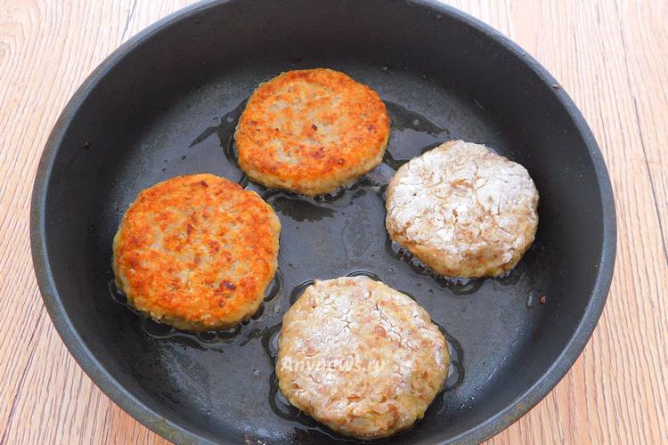 Жарить котлеты из гречки на сковороде на среднем нагреве