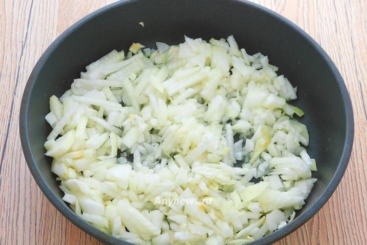 На сковородку влить масло, высыпать нарезанный лук