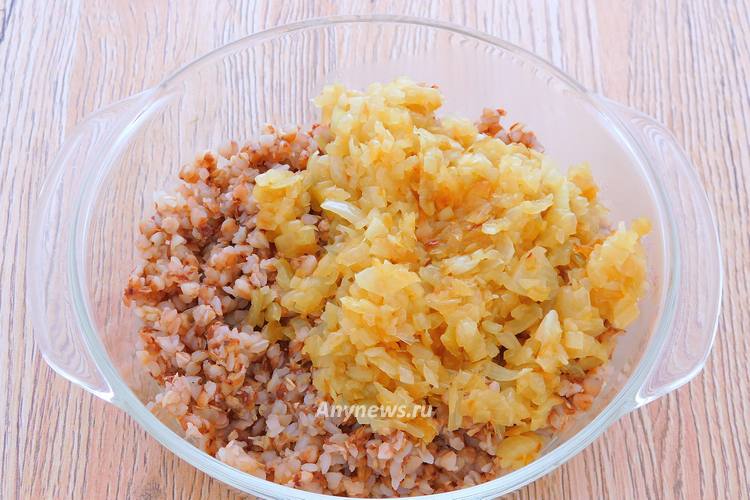 Соединить обжаренный лук и гречку