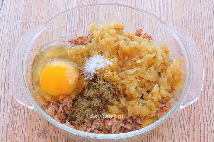 Разбить в миску яйцо, посолить и приправить