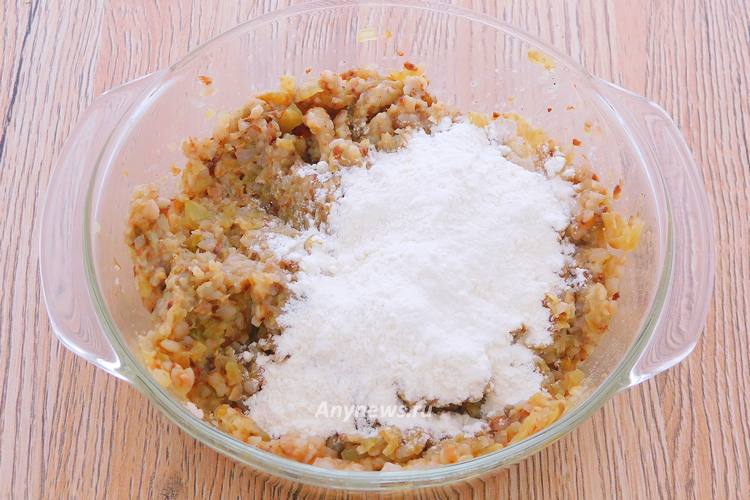 Всыпать в миску муку