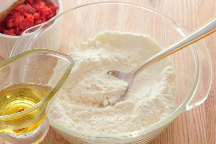 Для теста в миску всыпать муку и соль