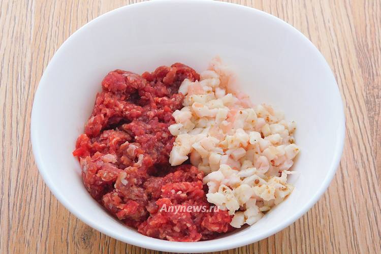 Для начинки в миску выложить фарш, сало