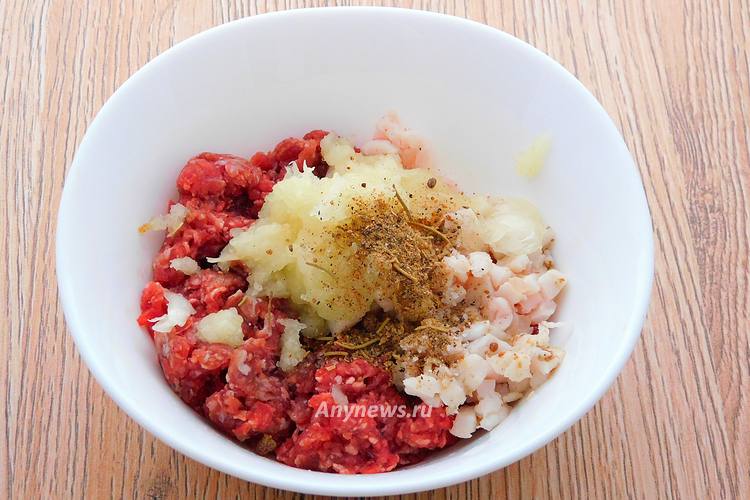 Лук натереть на мелкой терке в кашицу