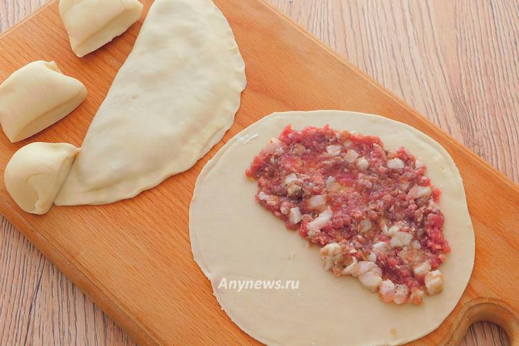 Сформировать лепешки с мясной начинкой