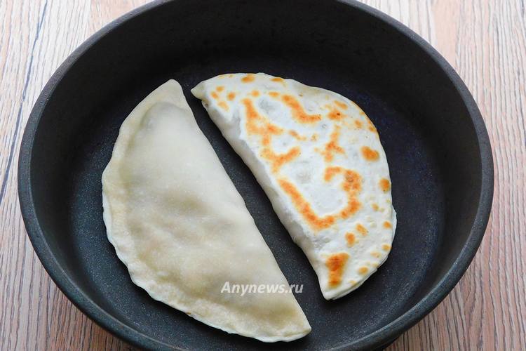 Кутабы с мясом жарить на сухой сковороде 3-4 минуты