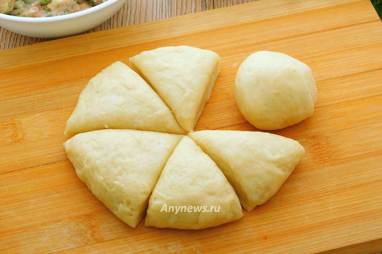 Тесто для лепешек разделить на 6 частей