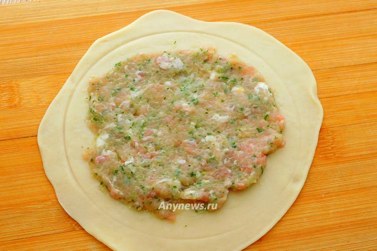 Тонким слоем распределить фарш по тесту лепешки