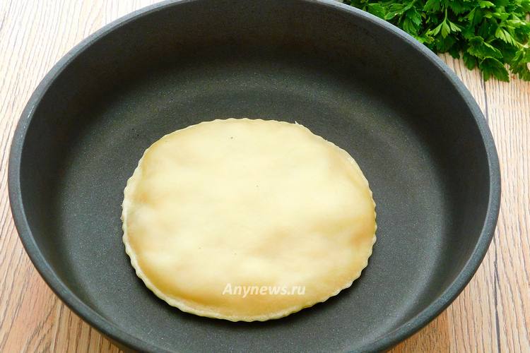 Жарить лепешку с фаршем на сковороде на небольшом огне