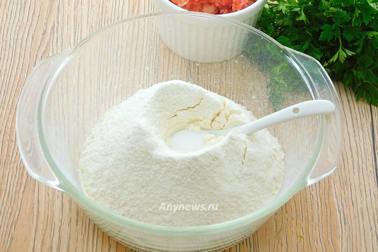 Для теста в миску просеять муку, добавить соль