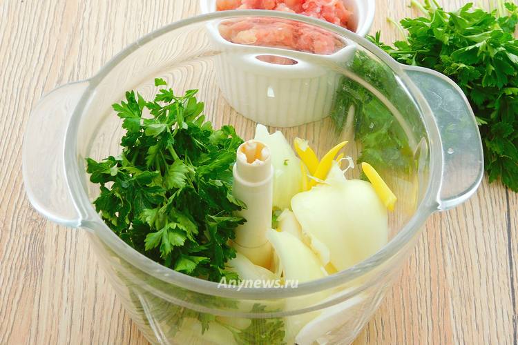 в чашу блендера поместить кусочки лука и петрушку