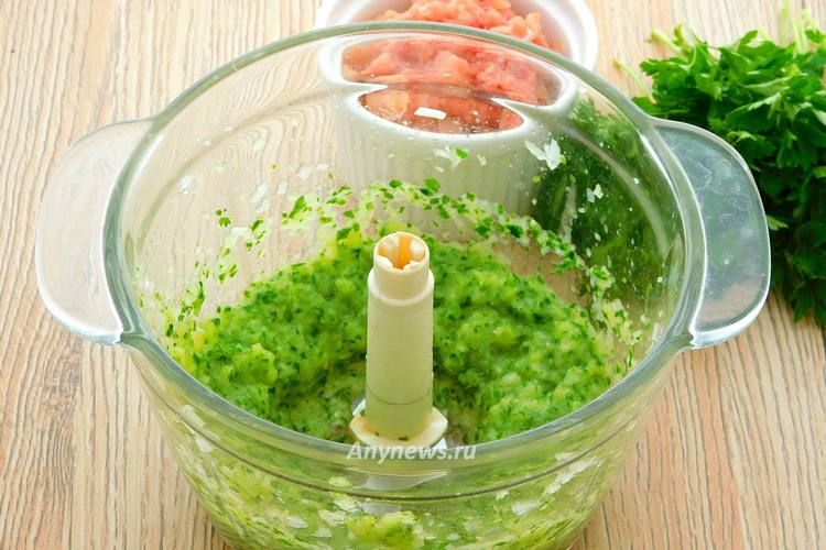 Прокрутить овощи в блендере пока не получится кашица