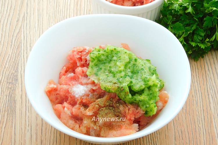 Выложить овощную смесь к мясному фаршу