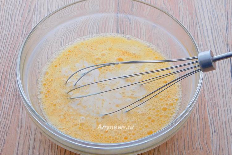Взболтать венчиком, влить половину топленого молока