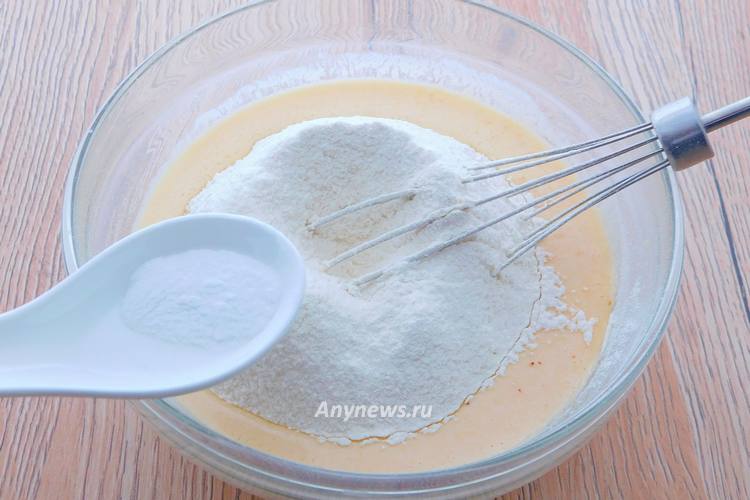 Всыпать всю муку и разрыхлитель для теста