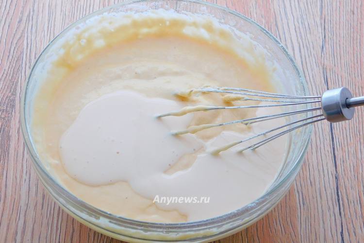 влить в тесто оставшееся топленое молоко