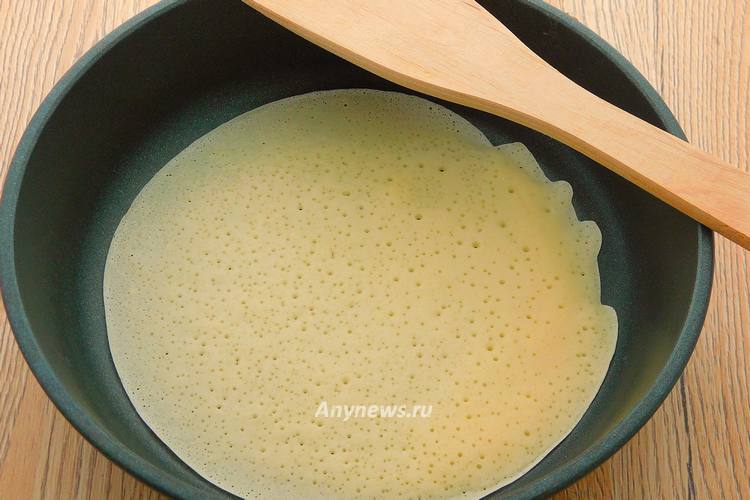 вылить половник теста на сковороду