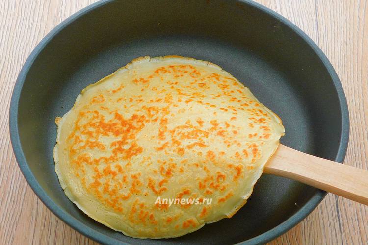 Через минуту перевернуть блин на сковороде