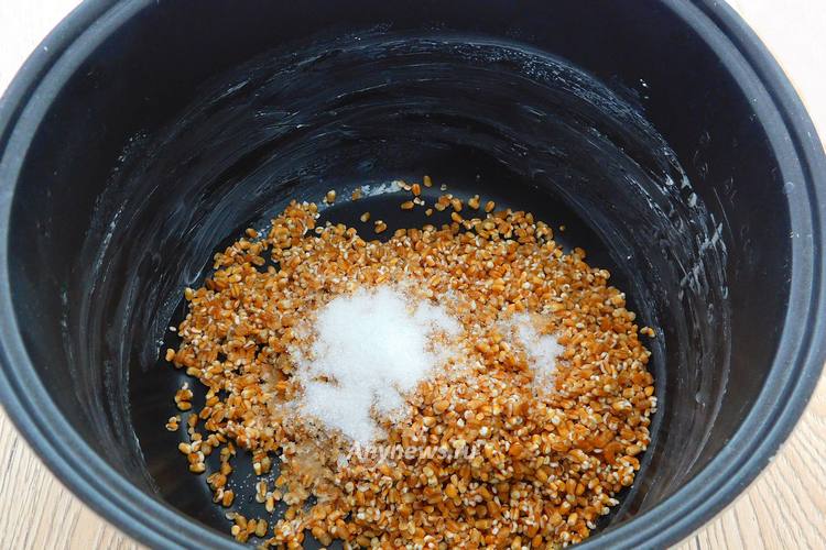 Стенки чаши мультиварки смазать сливочным маслом