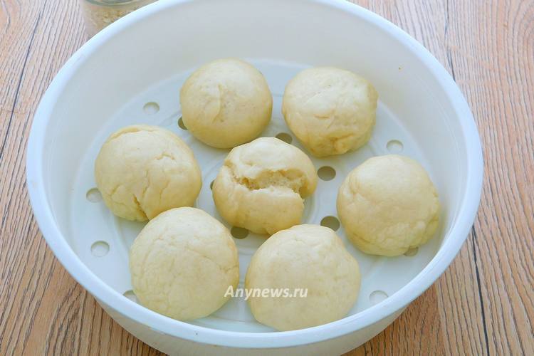 Поместить поддон с заготовками булочек над кипящей водой