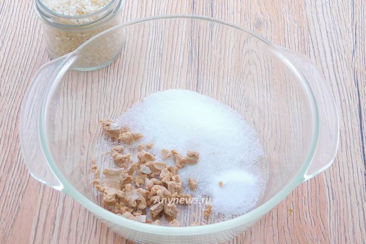 В миску всыпать соль, сахар, раскрошить дрожжи