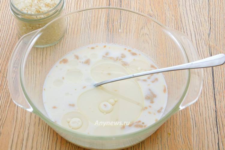 Влить теплое молоко и растительное масло