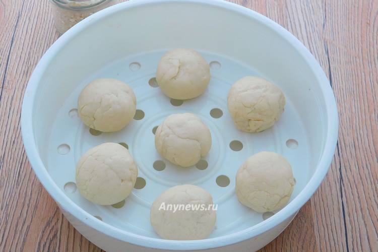 Из теста сформировать шарики размером с куриное яйцо