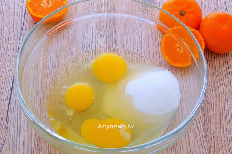 В миску всыпать сахар, чуть соли, разбить яйца