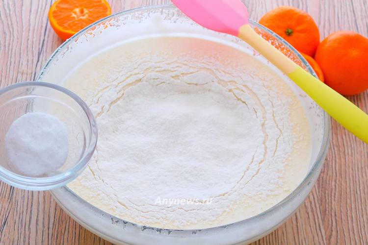 Просеять муку и разрыхлитель для теста
