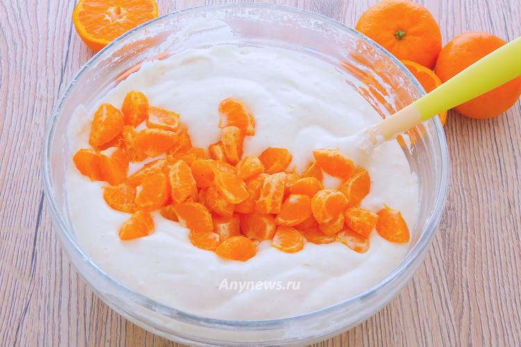 Мандарины очистить, разделить на дольки, выложить в тесто