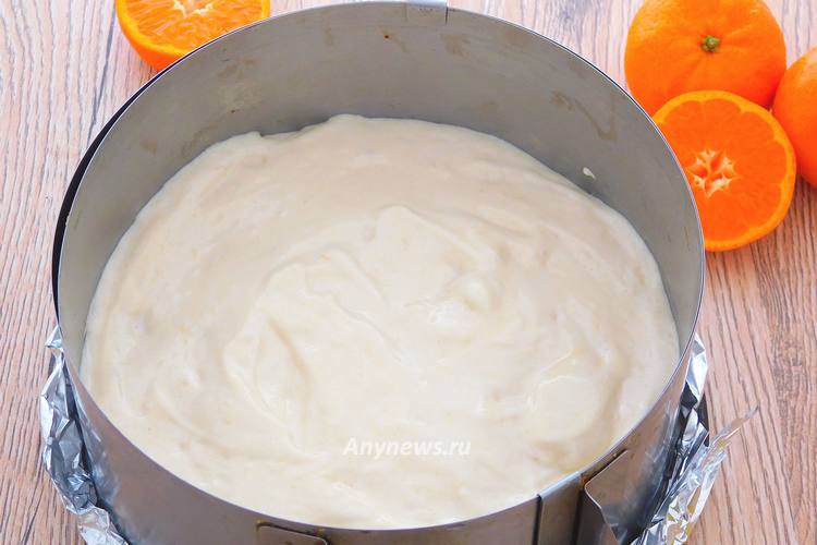 Выложить тесто на дно формы для выпечки