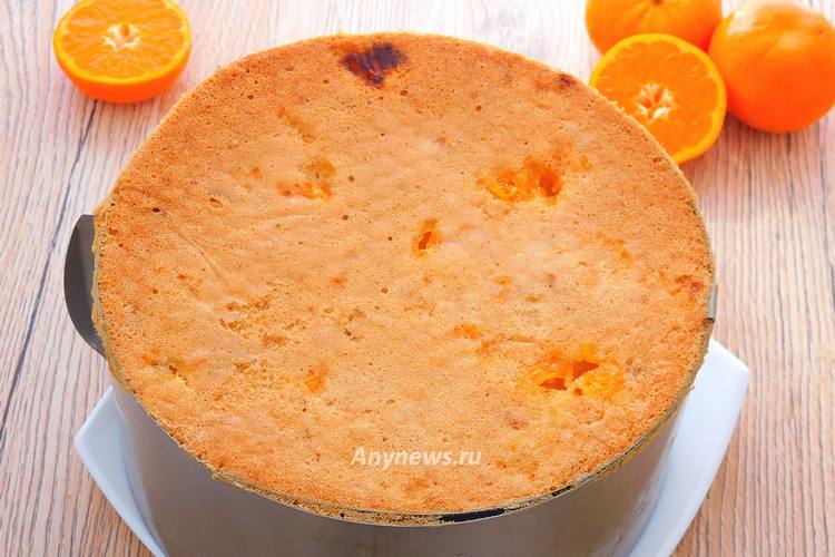 Перевернуть пирог, снять форму и дать остыть