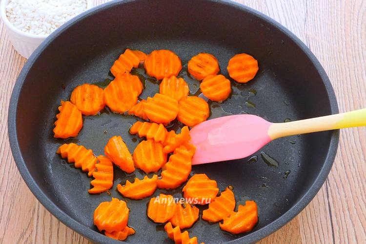 Морковку нарезать или натереть на терке