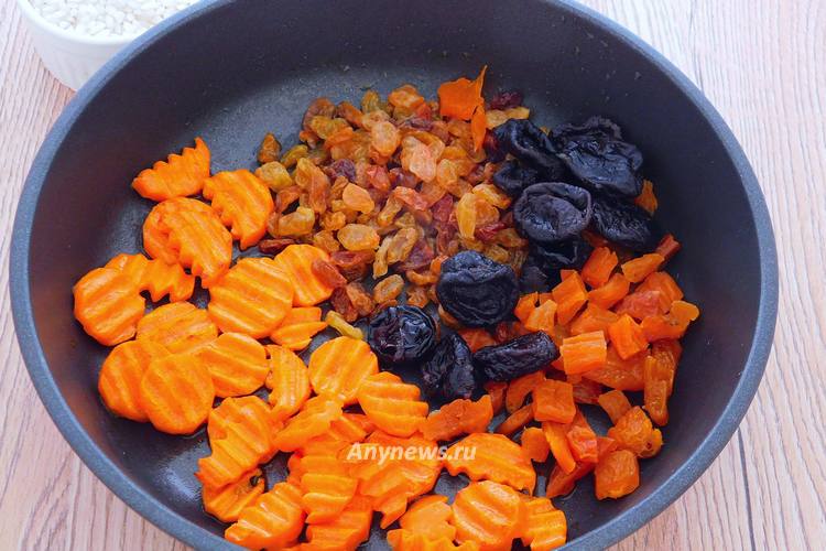 Сухофрукты промыть и высыпать к моркови