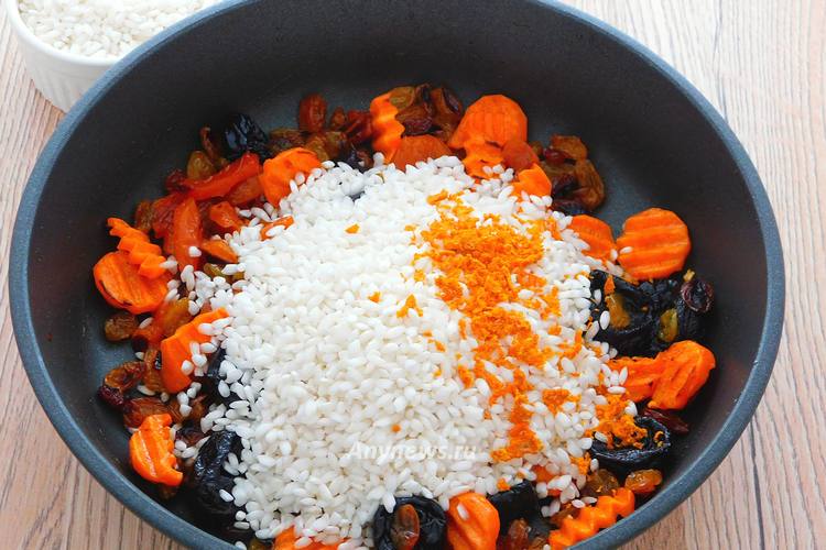 Добавить в сковороду рис и цедру половины апельсина