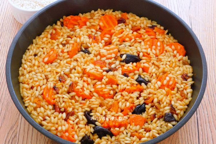 готовить сладкий плов с сухофруктами до выпаривания жидкости